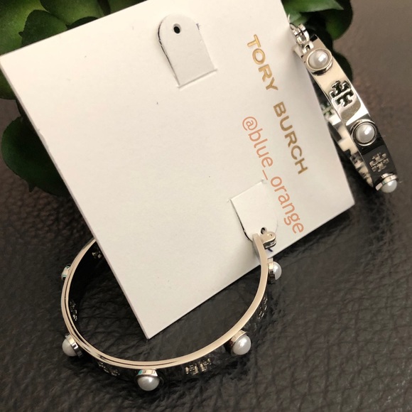 ✨NEW TORY BURCH✨PIERCED T LOGO PEARL HOOP EARRINGS - Picture 3 of 4